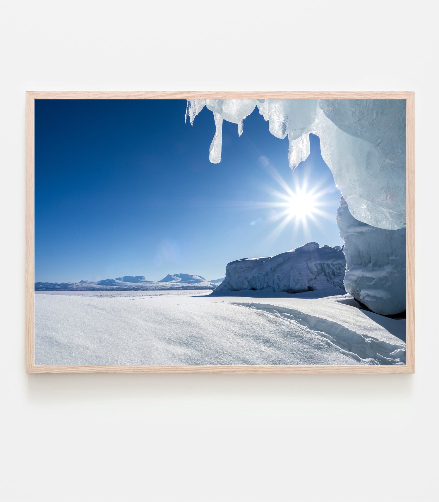 Solen skiner, snön glittrar och vårvintern är här. Fotograferat vid Torneträsk 8 mars 2023. Art print av Linnea Lundkvist © 2023.