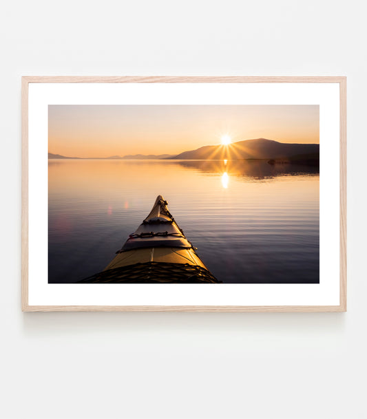 När Torneträsk ligger helt spegelblankt, midnattssolen lyser och man får glida fram ljudlöst med kajaken - Art print av fotograf Linnea Lundkvist.