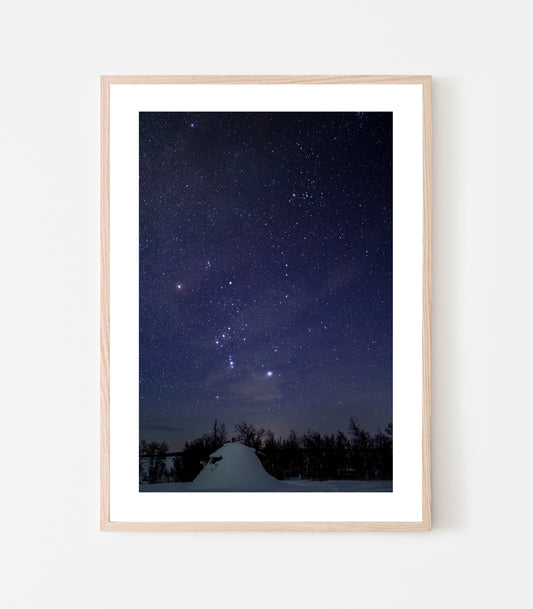 Jag vet ingen annan plats där stjärnorna lyser så klart som i stugan, långt ifrån civilisation och ljusföroreningar. Den som snarkar får sova i snarkkåtan under stjärnorna, inte fy skam det heller! Art print av Linnea Lundkvist.