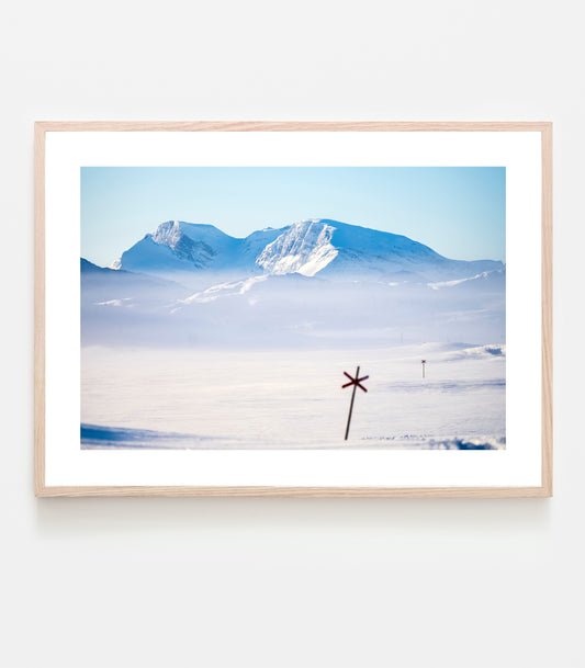 Det är minus 15 grader kallt och snön glittrar, ledkryssen leder oss efter skoterleden mot Riksgränsen och Norge.  Art print av Linnea Lundkvist.