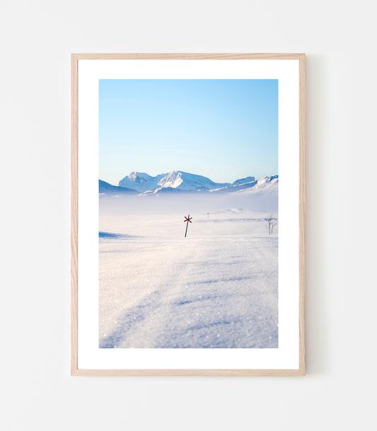 Ledkryss mot Riksgränsen. Skoterled över sjön. Art print av Linnea Lundkvist.