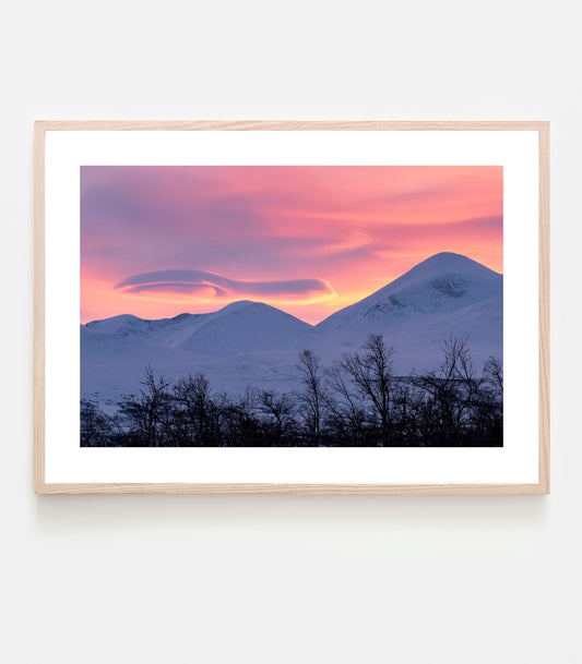 Polarnattsljuset färgar himlen rosa och jag får syn på ett vackert linsmoln "lenticularis" som vilar över Abiskoalperna. Art print av fotograf Linnea Lundkvist.
