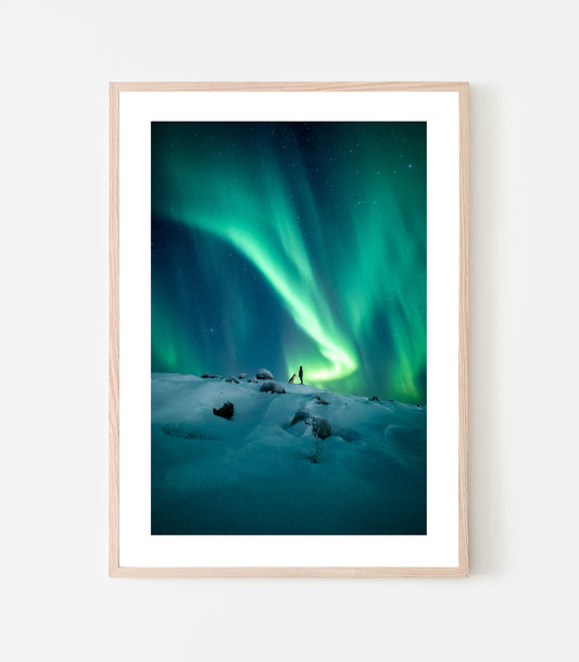 Norrskenet dansar över hela himlen och jag och min hund är ute på kvällspromenad. Print av fotograf Linnea Lundkvist 2022.