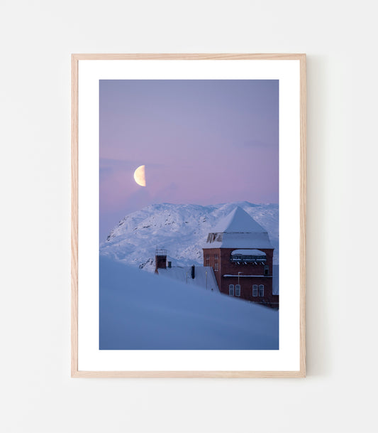 Månen är stor bakom Vassijaure stationshus. Färgerna är fantastiska när vi närmar oss polarnatten.