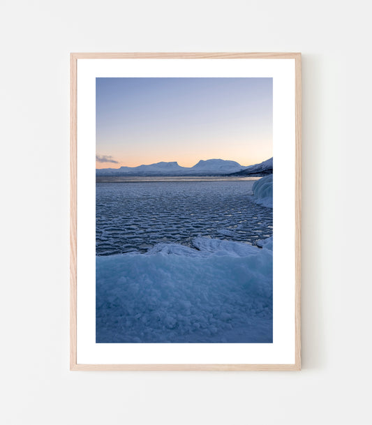 Isen lägger sig på Torneträsk. Blått novemberljus, Lapporten ligger snöig i horisonten. Fine art print.